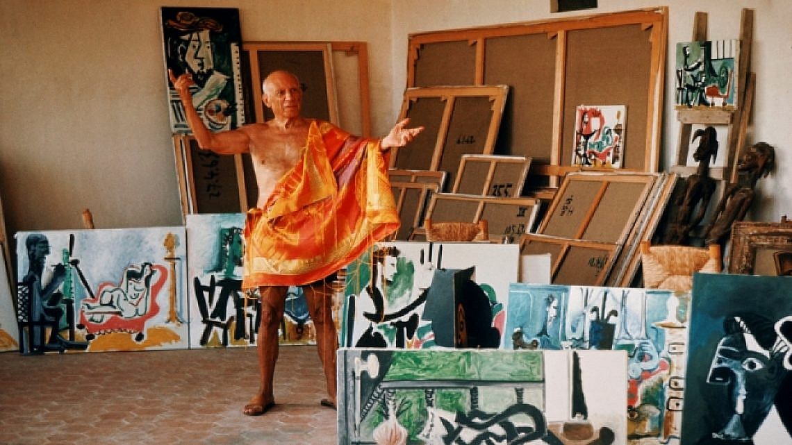 פבלו פיקאסו בסטודיו שלו, 1958 (צילום: gettyimages)