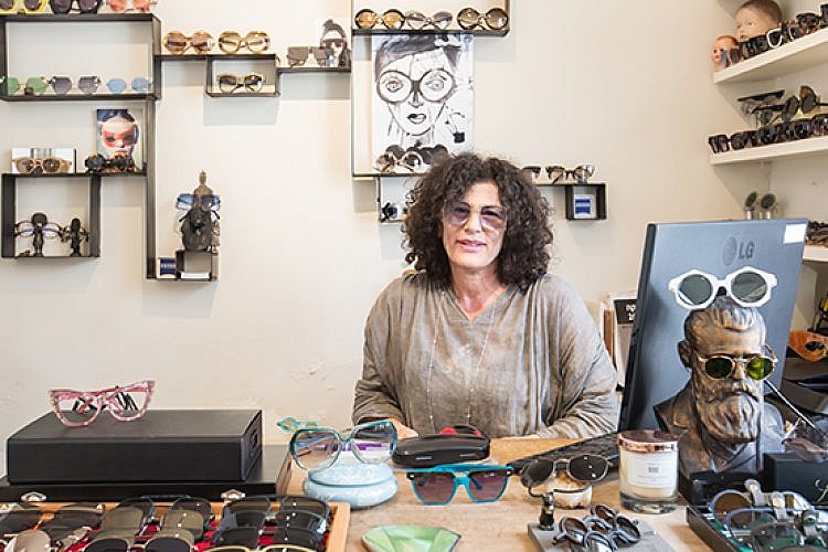 שרה משקפיים. צילום: הילה עידו