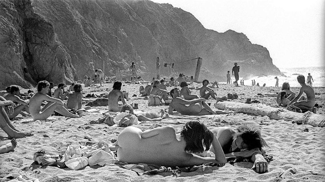 נודיסטים בחוף בסן פרנסיסקו (צילום: Getty Images)