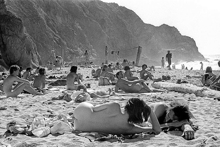 נודיסטים בחוף בסן פרנסיסקו (צילום: Getty Images)