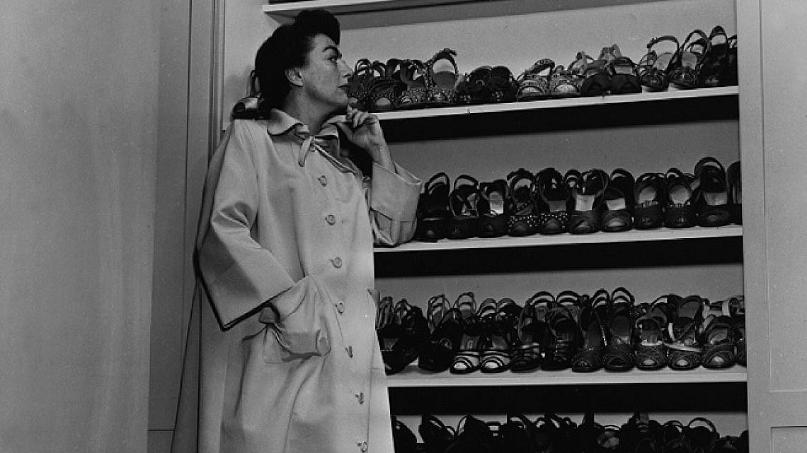 השחקנית ג'ואן קרופורד וארון הנעליים שלה (צילום: GettyImages)