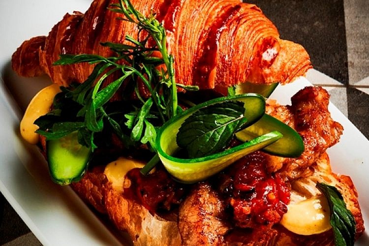 קרואסון שקדי עגל בהוטל דה ויל (צילום: בן יוסטר)