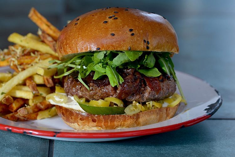 המבורגר ריפאבליק של הויטרינה (צילום: רן בירן)