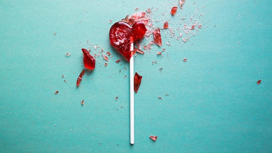 אהבה היא ארבע אותיות, שלוש הברות, שני מטומטמים, ולב אחד שבור (צילום: shutterstock)