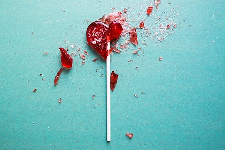 אהבה היא ארבע אותיות, שלוש הברות, שני מטומטמים, ולב אחד שבור (צילום: shutterstock)