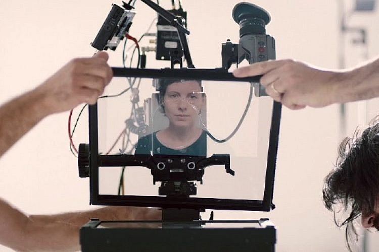 "אל תיגע בי"