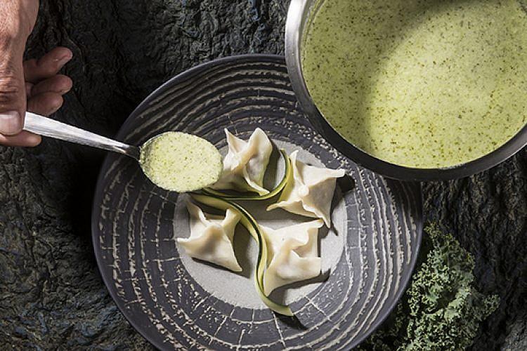 מנטי טלה ומנטה, קציפת יוגורט כוסברה וירקות ירוקים. צילום: איליה מלניקוב