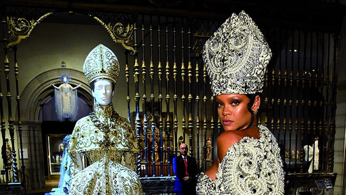 ריהאנה בתערוכת "גופים שמימיים: אופנה והדמיון הקתולי" במטרופוליטן, ניו יורק (צילום: קווין מזור/ Getty Images)