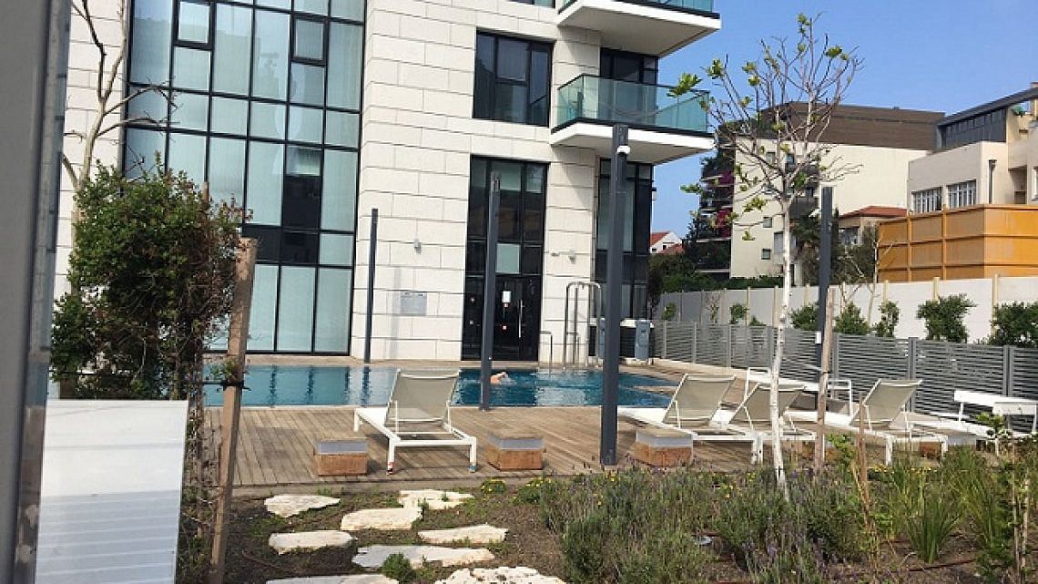 בריכת השחייה במגדל ליבר (צילום: גיל כהן)