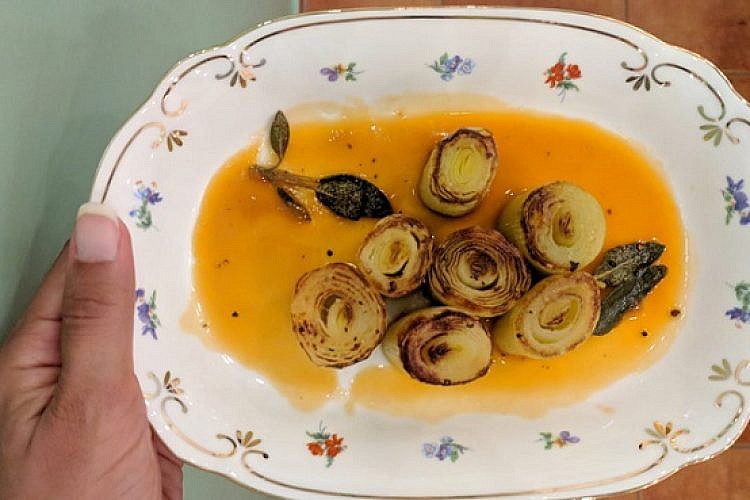 כרישה צרובה, מרווה ועגבניות. אפילו הצלחת מכרן (צילום: איגרא רמא)