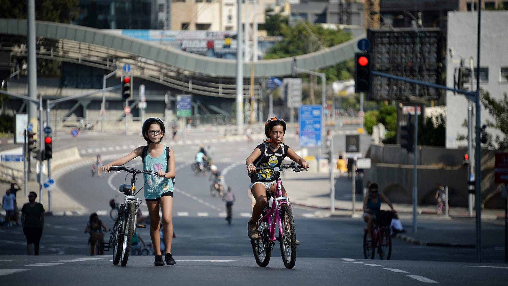 תנו לילדים לרכוב בלי פחד. יום כיפור בתל אביב (צילום: שאטרסטוק)