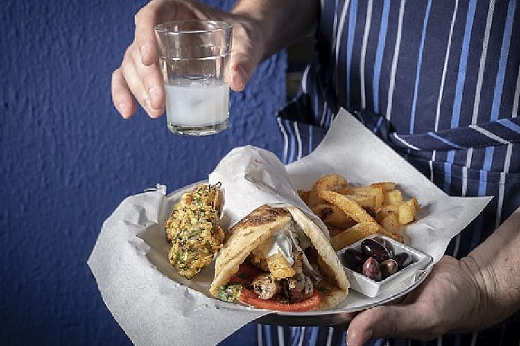 אוזו ופיתה. (צילום: אנטולי מיכאלו)