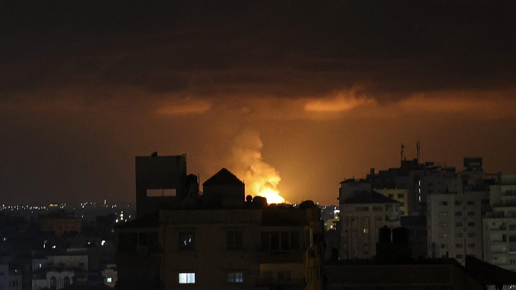 המתקפה על עזה הלילה (צילום: מוחמד עבד/AFP/גטי אימג'ס)