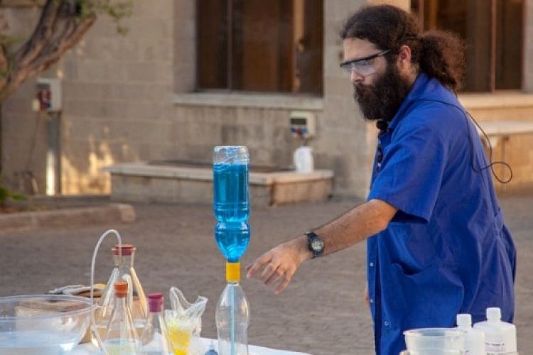 פעילות מים במדעטק (צילום: מושון תמיר)