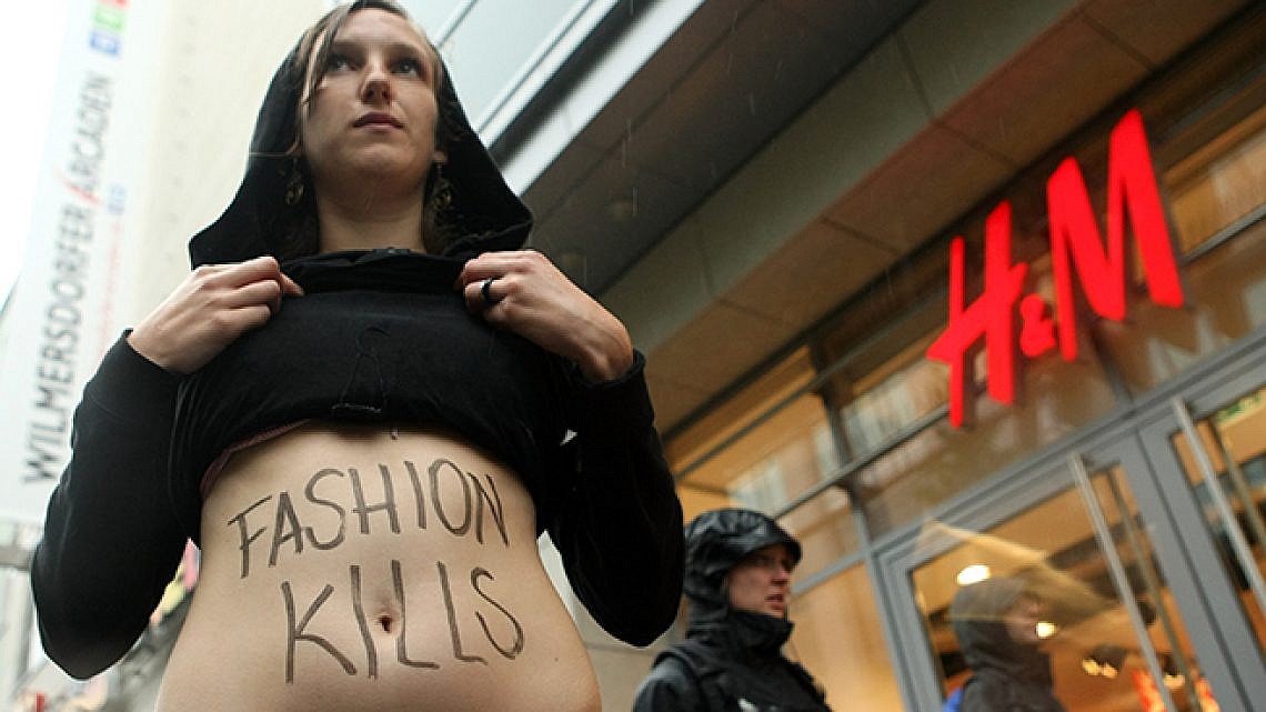 הפגנה בברלין נגד תנאי העסקה בתעשיית האופנה. צילום: Getty images