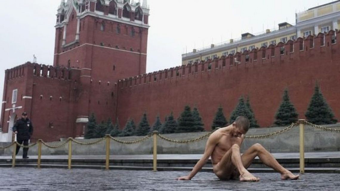 פטר פבלנסקי ממסמר את אשכיו בכיכר האדומה במוסקבה, 2013 (צילום: רויטרס) פטר פבלנסקי ממסמר את אשכיו בכיכר האדומה במוסקבה, 2013 (צילום: רויטרס)