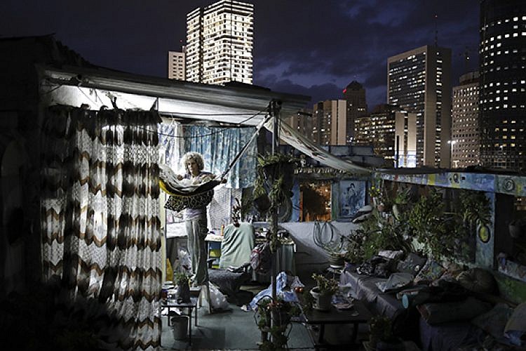 האמנית אנה אשורי בסטודיו על גג ברמת גן (צילום: קורינה קרן)
