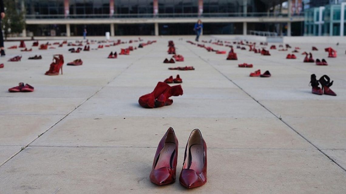 מיצג הנעליים האדומות בכיכר הבימה (צילום: מגד גוזני)