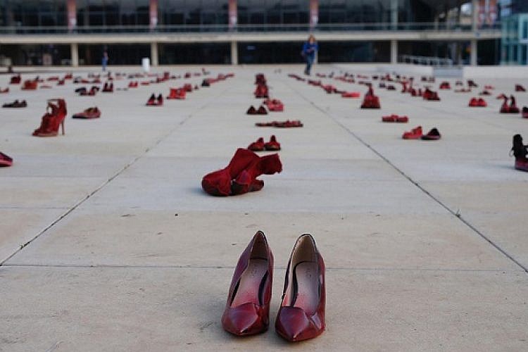 מיצג הנעליים האדומות בכיכר הבימה (צילום: מגד גוזני)
