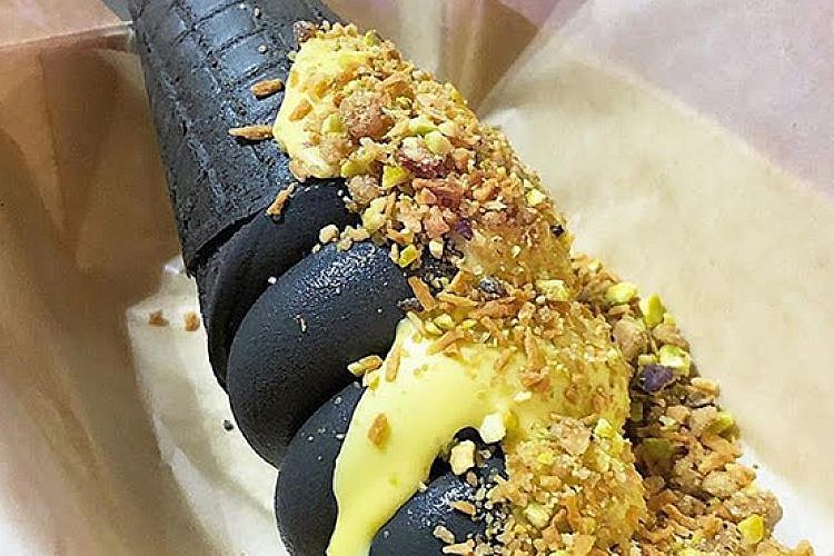 גלידה עם רוטב לימון וקרמבל הדרים. צילום: ליאור קוקה