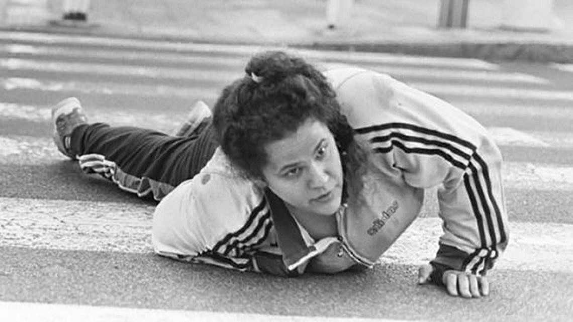 מיה לנדסמן בדרך למקדונלדס (צילום: מושיק טישלר) מיה לנדסמן בדרך למקדונלדס (צילום: מושיק טישלר)