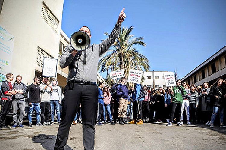 הורי ותלמידי בית הספר "שבח מופת" בהפגנה על שמם (צילום: שלומי יוסף)