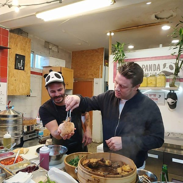 התייר מספר 1: ג'יימי אוליבר בפיתה פנדה. צילום: מעיין כץ