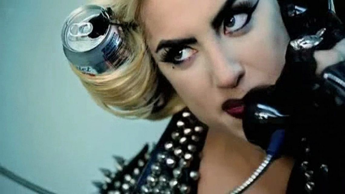 ליידי גאגא לא עונה לטלפון (אלא משתמשת בו כאקססורי ביתי). צילום מסך