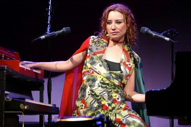 טורי איימוס מתחממת לפני הופעה בניו יורק, 2003 (צילום: Getty Images)