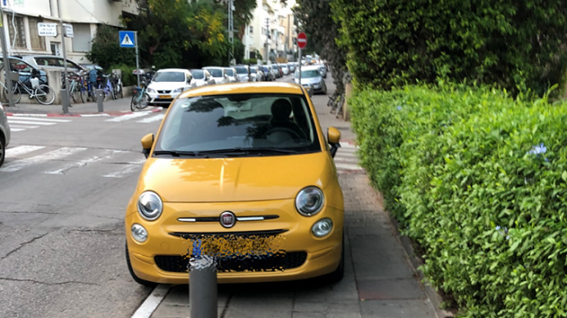 רכב חונה על המדרכה בתל אביב (צילום: עמותת אור ירוק)