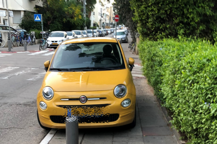 רכב חונה על המדרכה בתל אביב (צילום: עמותת אור ירוק)