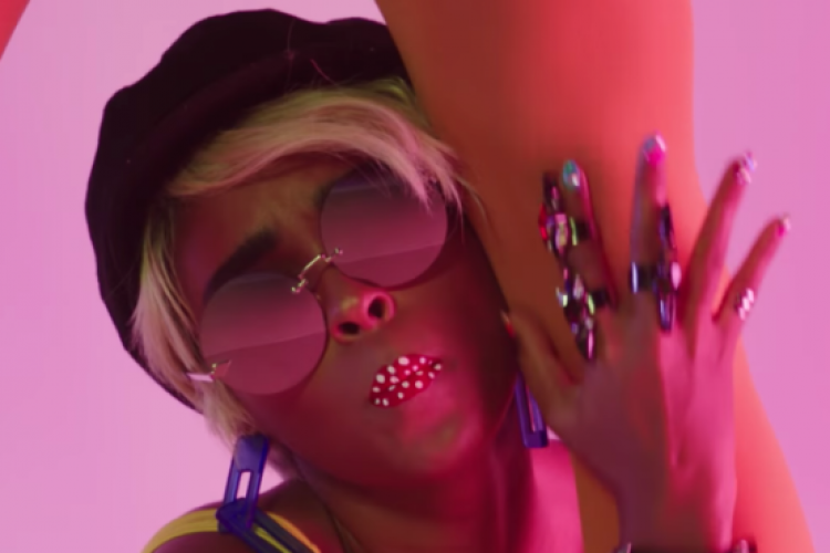 ז'אנל מונה ב"Make Me Feel"