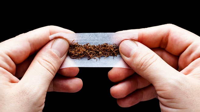 יקר לנו לגלגל סיגריה (צילום: Shutterstock)