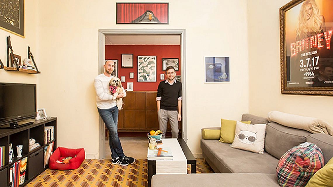 סלב, ברנד וסיסי בסלון. צילום: הילה עידו