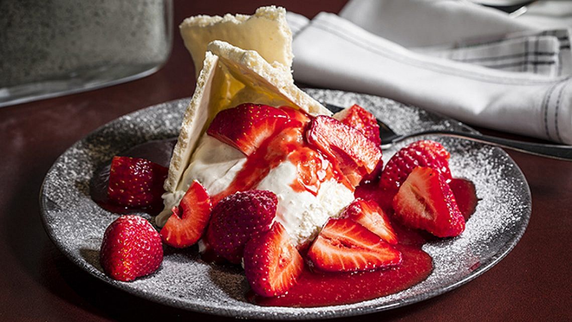 מסקרפונה תותים בפומו (צילום: אפיק גבאי) מסקרפונה תותים בפומו (צילום: אפיק גבאי)