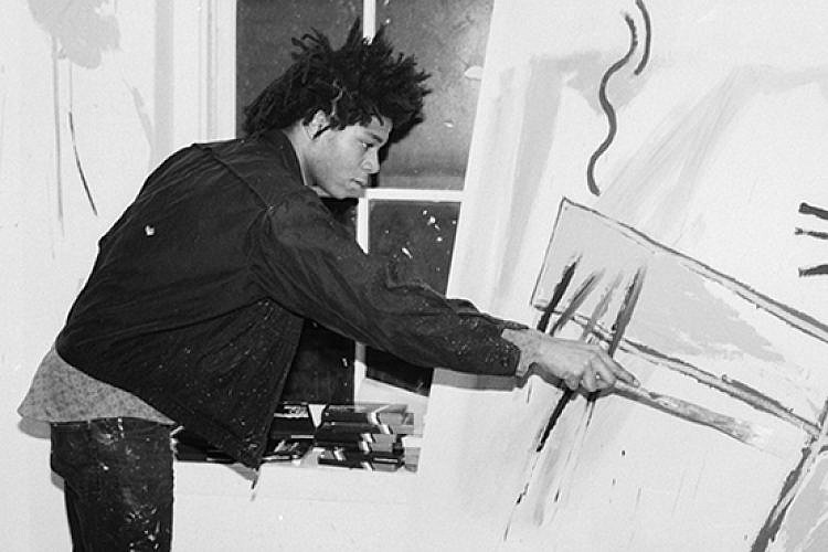 ז'אן מישל בסקיאט בסטודיו שלו בניו יורק, 1982 (צילום: מריון בוש)