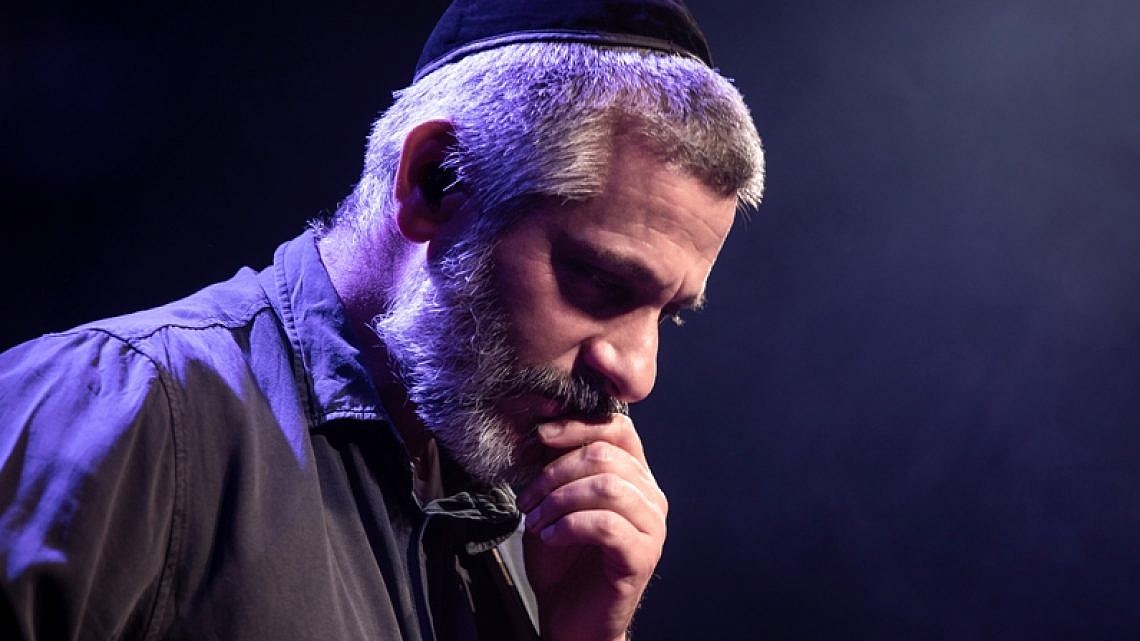 "טיפה של אור: אביתר בנאי מחפש תשובה" (צילום: ורד אדיר, באדיבות yes) "טיפה של אור: אביתר בנאי מחפש תשובה" (צילום: ורד אדיר, באדיבות yes)