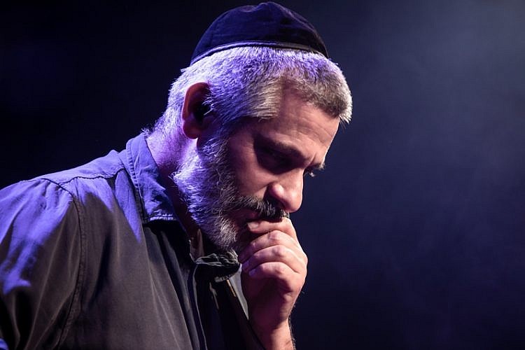 "טיפה של אור: אביתר בנאי מחפש תשובה" (צילום: ורד אדיר, באדיבות yes)