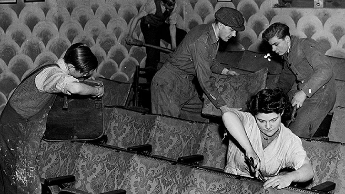התקנת מושבים באולם שנבנה עצמאית על ידי קבוצת חובבי קולנוע, 1946 (צילום: Fox Photos/Getty Images)