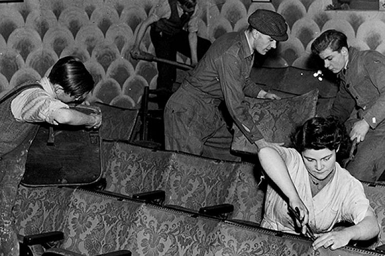 התקנת מושבים באולם שנבנה עצמאית על ידי קבוצת חובבי קולנוע, 1946 (צילום: Fox Photos/Getty Images)