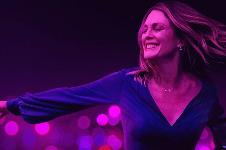 ג'וליאן מור ב"גלוריה בל"