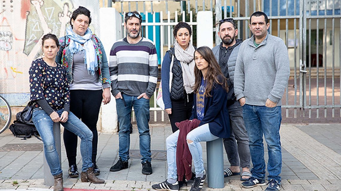 הורים לתלמידי בית הספר הדמוקרטי (צילום: דין אהרוני רולנד) הורים לתלמידי בית הספר הדמוקרטי (צילום: דין אהרוני רולנד)