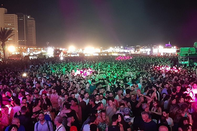 מותו של ה-FOMO אינו מנחם. קורבנות FOMO בכפר האירוויזיון, מאי 2019 (צילום: כפיר סיון)