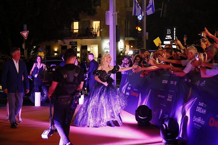 נציגת אוסטרליה לאירוויזיון, קייט מילר-היידקה, באירוע השטיח הכתום בכיכר התרבות בתל אביב      צילום: אנדרס פוטינג, EBU