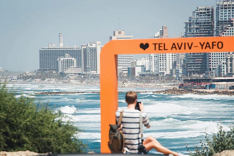 תייר בתל אביב (צילום: Sebastian Kopp / EyeEm, Getty Images)