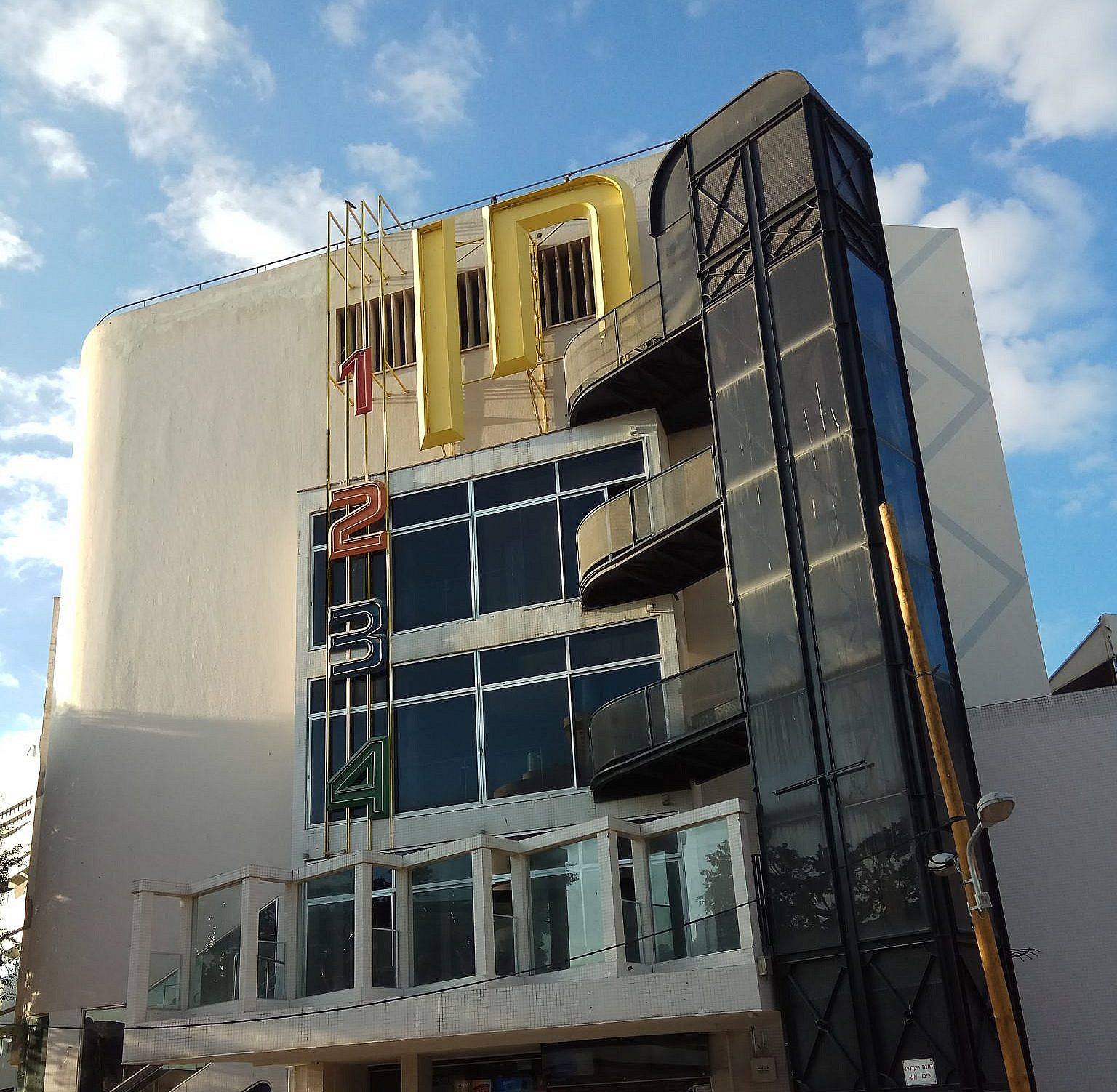 רב חן דיזנגוף. צילום: אבישי טייכר (ויקיפדיה, רישיון CC BY-SA 4.0) רב חן דיזנגוף. צילום: אבישי טייכר (ויקיפדיה, רישיון CC BY-SA 4.0)
