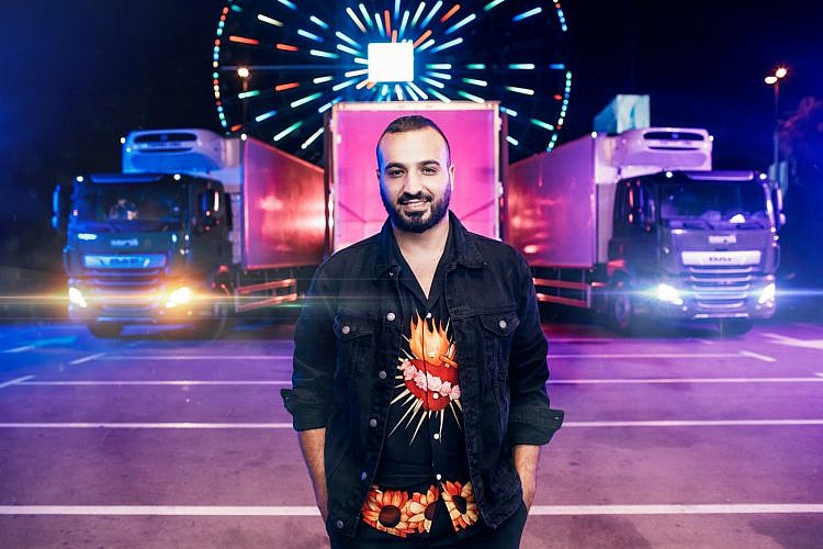 מאור אדרי בקליפ "מי מחפש אותי". צילום: תום סיימון. הפקה: סטודיו ROMS. בימוי: רומן בוצ'אצקי