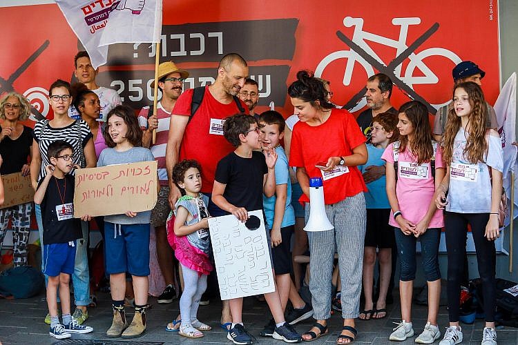 הפגנת בית הספר הדמוקרטי מול בניין עיריית תל אביב, בשבוע שעבר (צילום: שלומי יוסף)