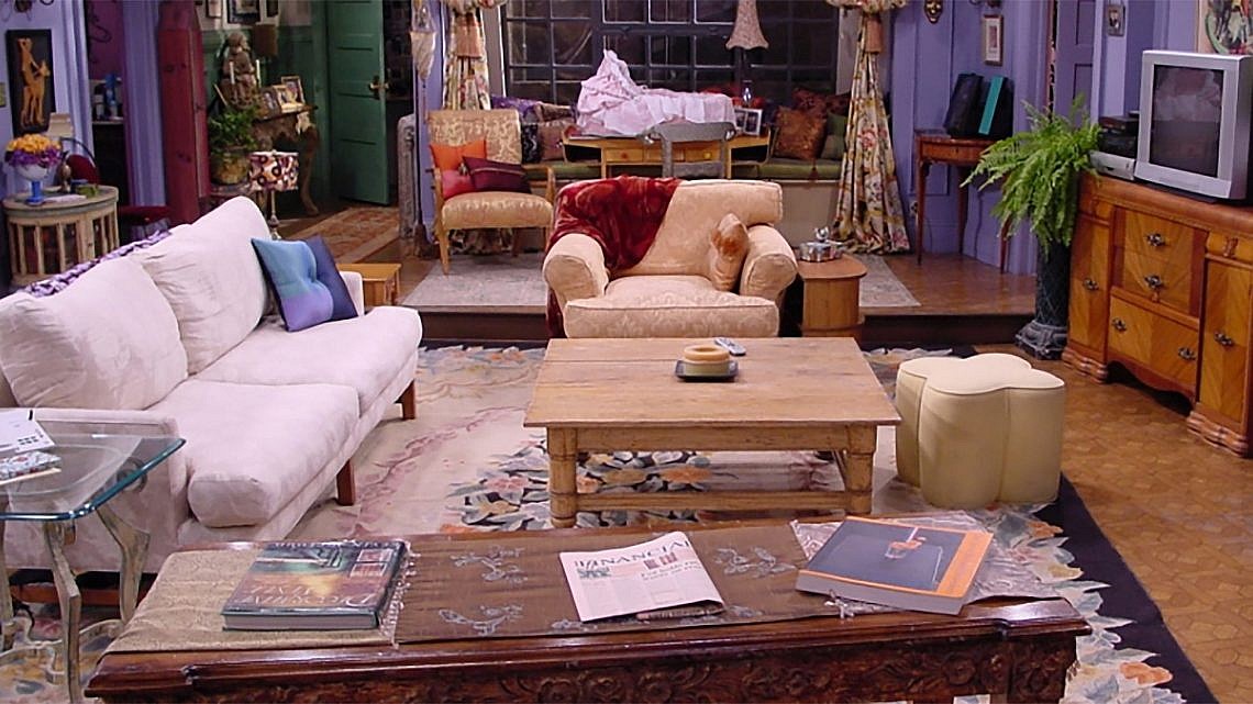 הסלון של מוניקה בחברים. צילום מסך