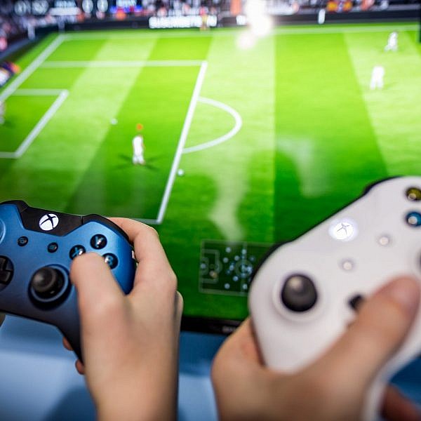 מי אמר שלא מזיעים על הספה? צילום: שאטרסטוק